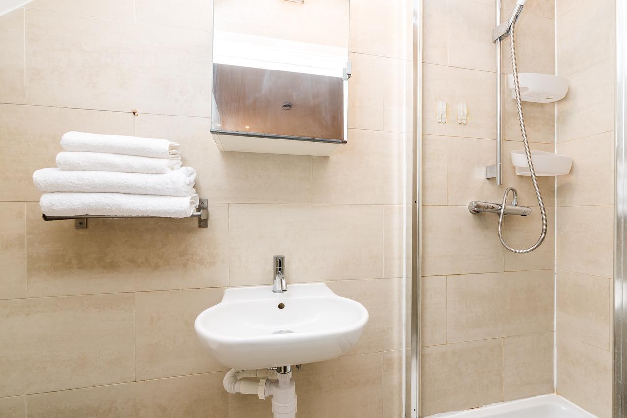 Riverbank Stay Лондон Экстерьер фото